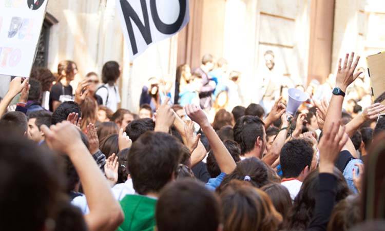 Medical students continue to protest, slogans resonate outside Governor House