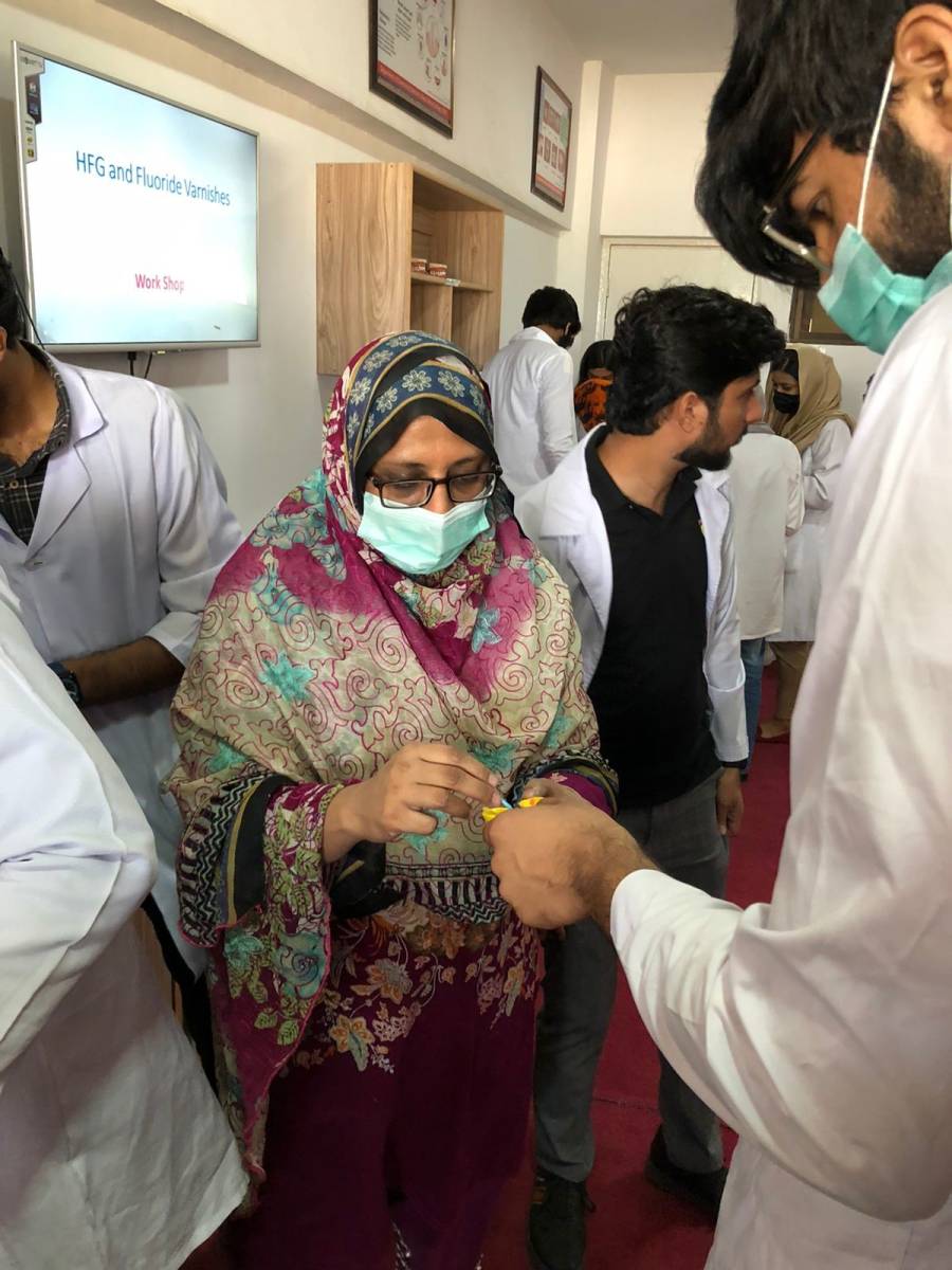 Baqai Dental College assists students in fluoride application 