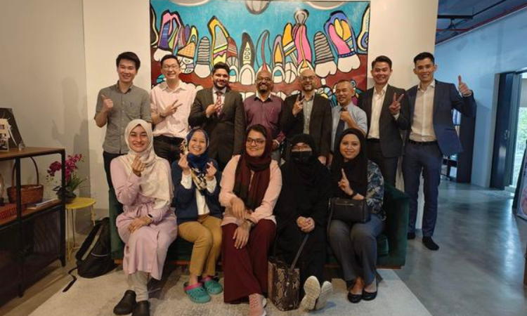 Pakistani dentists receive fellowship from Malaysia 