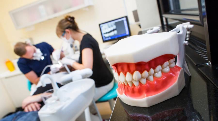 US dentists accused of pulling healthy teeth for profitable implants