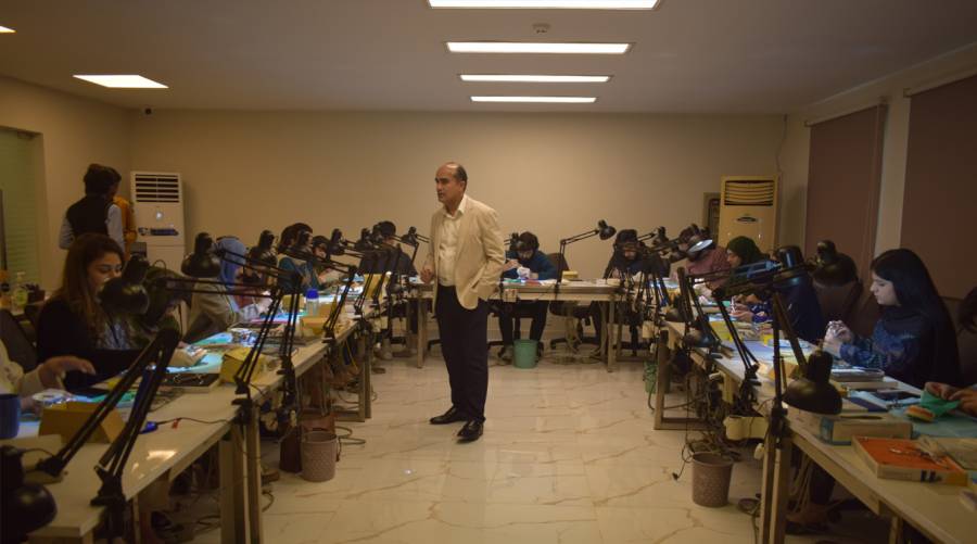 Dr. Salman Ashraf Khan leading a StyleItaliano workshop at IADSR, demonstrating composite layering techniques to dental professionals.